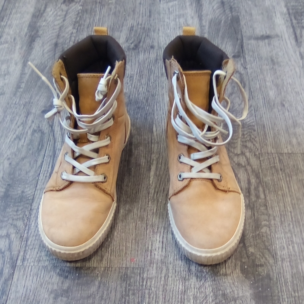 Timberlands an High-Top Shoes